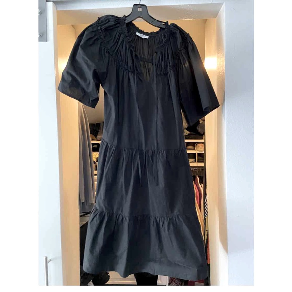 Top shop black dress. EUC size 4 but I’m typically a size 8/10 and fits